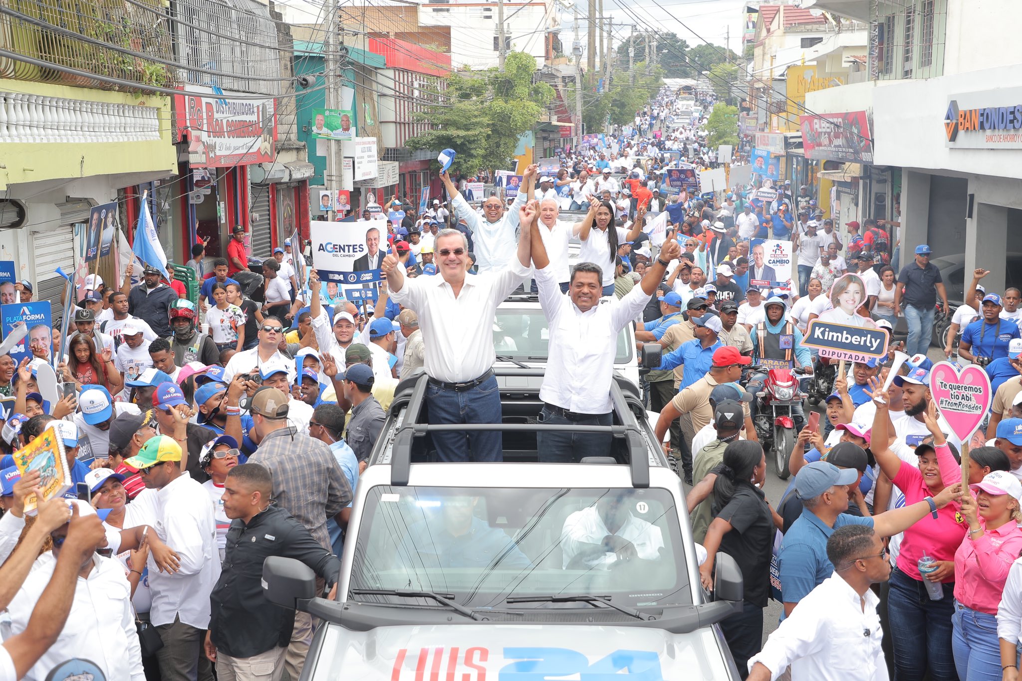 Abinader recorre municipios del país en apoyo a candidatos a alcaldes