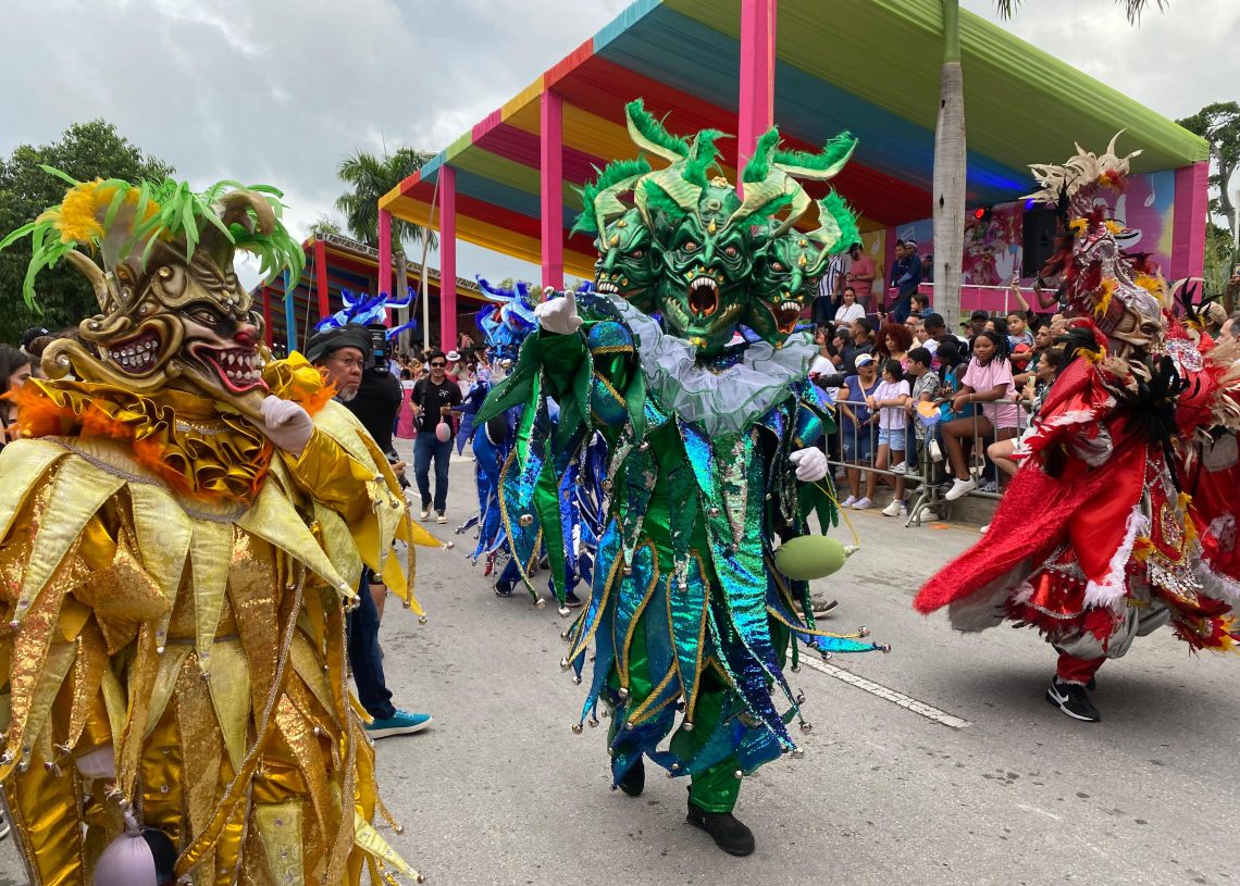 Carnaval de Punta Cana, exposición cultural dominicana para turistas en la zona este