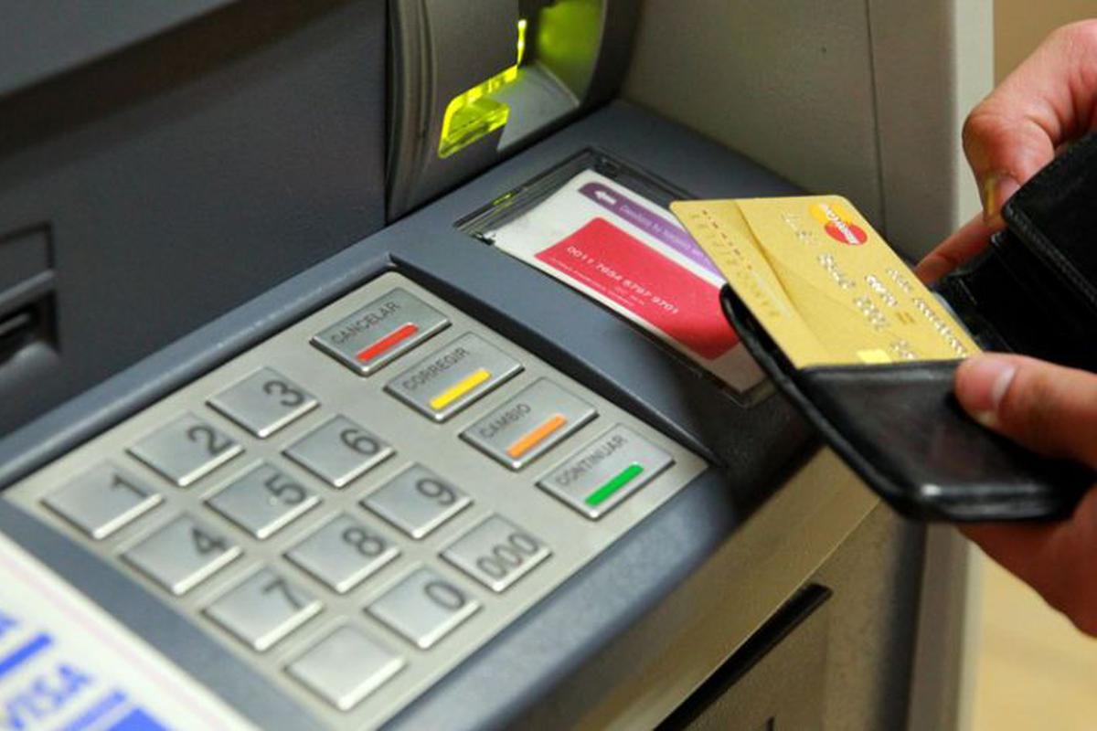 600 víctimas robadas sin darse cuenta en cajeros ATM en Nueva York: cinco detenidos por FBI