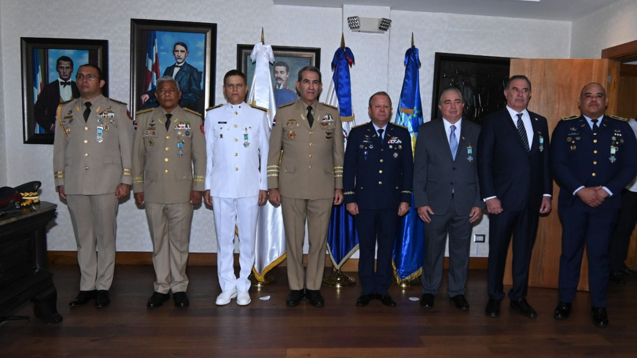 Ministro de Defensa impone condecoración y certificados a oficiales generales, superiores y personalidades de la clase civil del Cesac