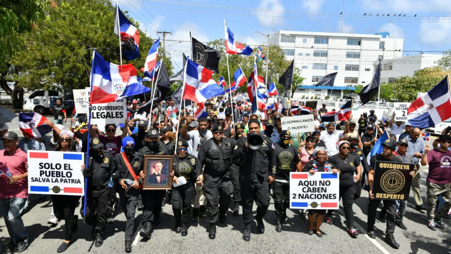 Cientos de dominicanos marchan al Congreso en rechazo de campos de refugiados en RD