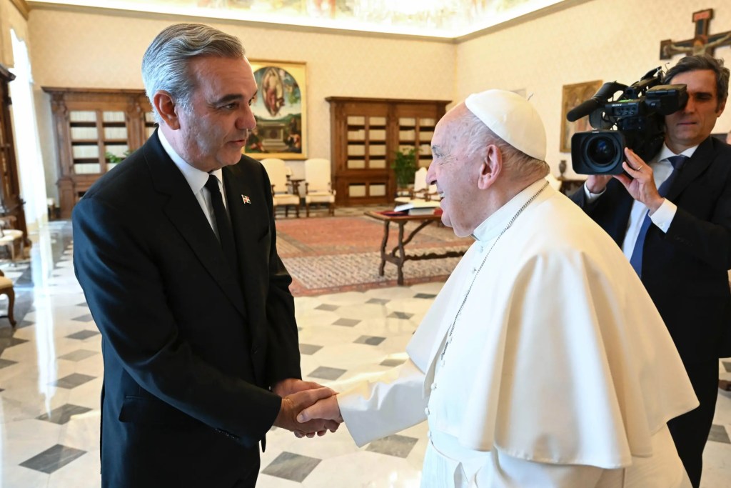 Abinader se reúne con el Papa Francisco,quien expresa sumo interés en visitar RD