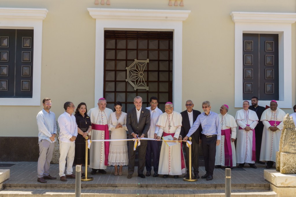 Presidente Abinader y el ministro Collado entregan a la iglesia remozado el museo de la Catedral en Ciudad Colonial