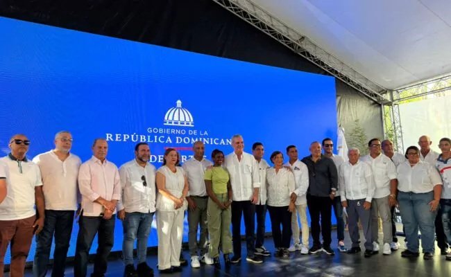 Abinader dispone de RD,000 millones para obras deportivas