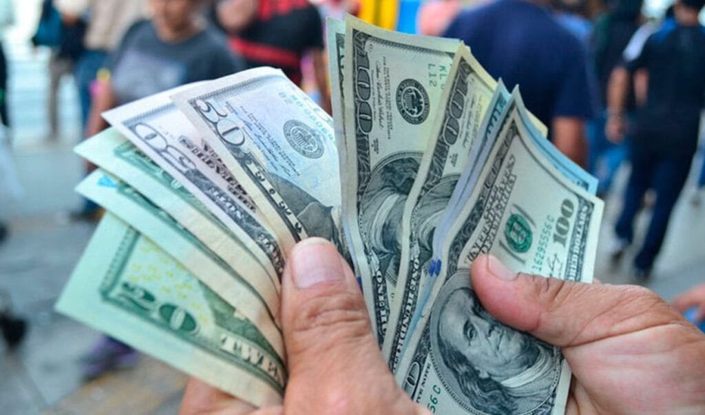 El dólar subió cinco centavos; este jueves era vendido a $64.45