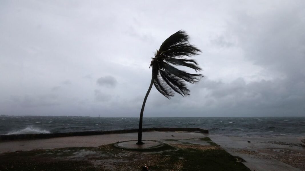 Huracán Melissa enrumba hacia el sudeste de Las Bahamas