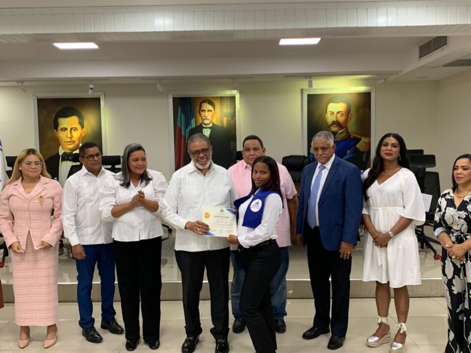 Desarrollo de la Comunidad capacita residentes en Azua