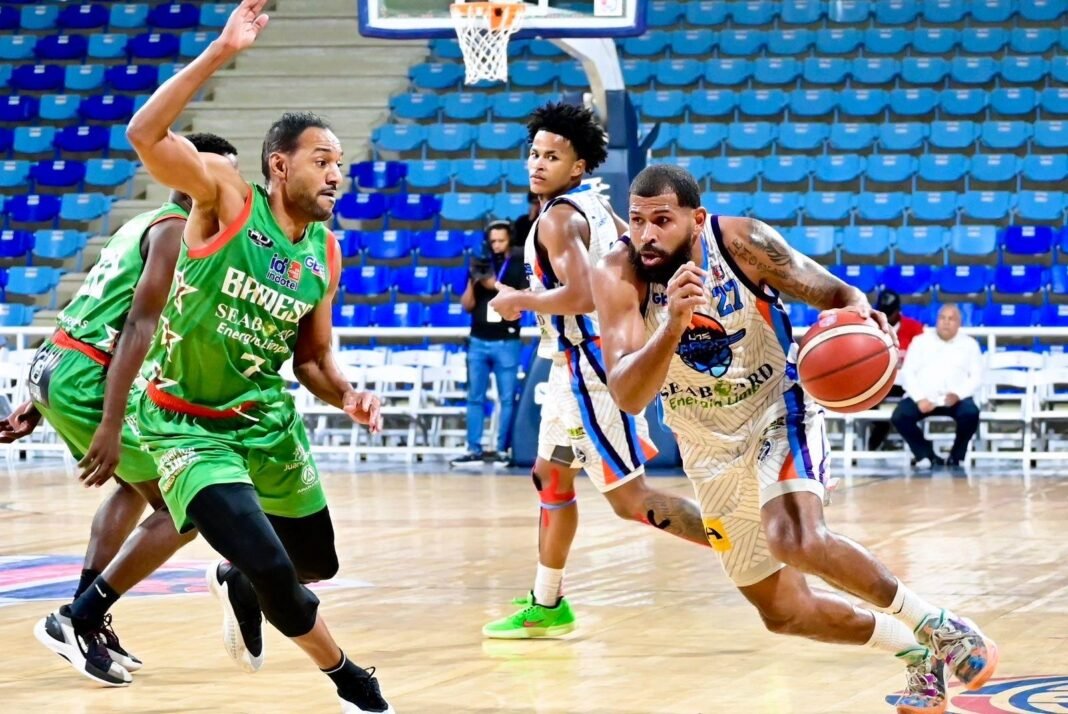 Mauricio Báez y Los Prados ganan en el baloncesto del DN