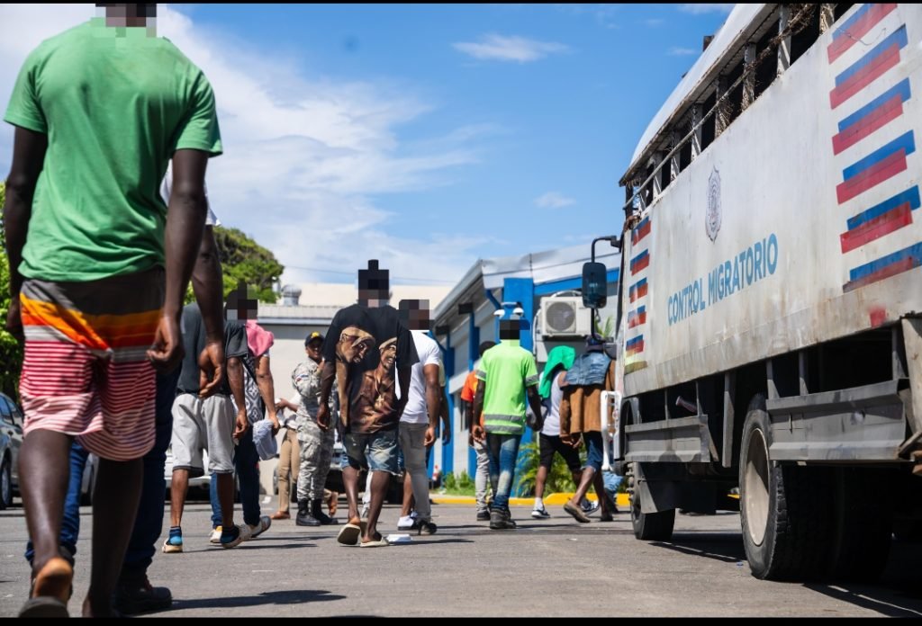 Operaciones de interdicción de la DGM reportan 1,082 detenidos y 910 deportados