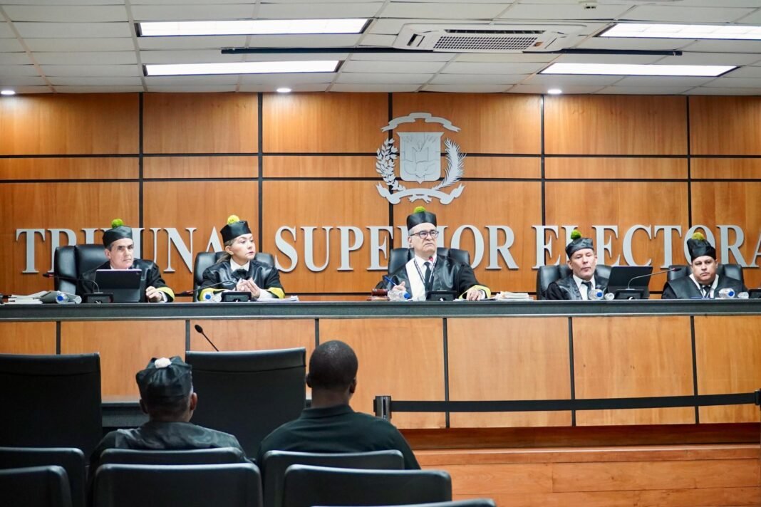 TSE DECLARA INADMISIBLE ACCIÓN DE AMPARO CONTRA JCE Y ORDENA ARCHIVAR EXPEDIENTE DEL PARTIDO FUERZA DEL PUEBLO