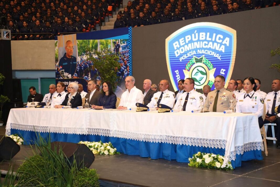 Abinader juramenta más de 2 mil nuevos agentes policiales