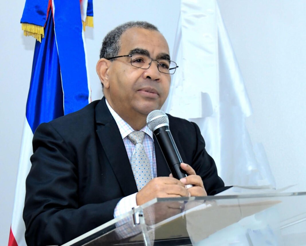 Acogen en universidades extranjeras libros periodista RD