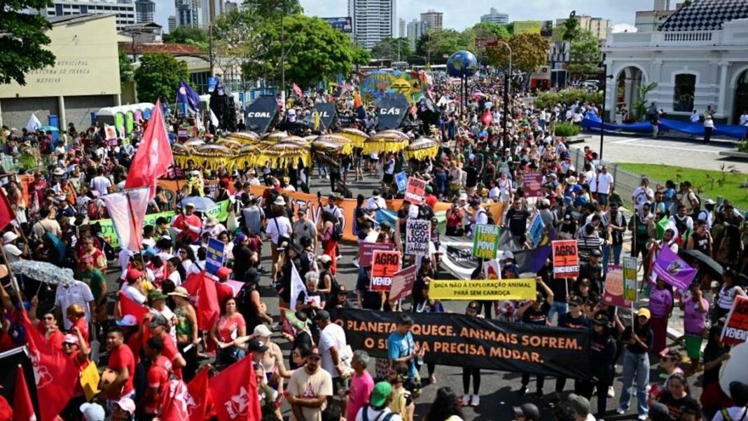 BRASIL: Miles de manifestantes protestan contra COP30 Belém