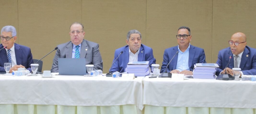 Comisión Bicameral que estudia Presupuesto del 2026 escucha al ministro de Hacienda y Economía