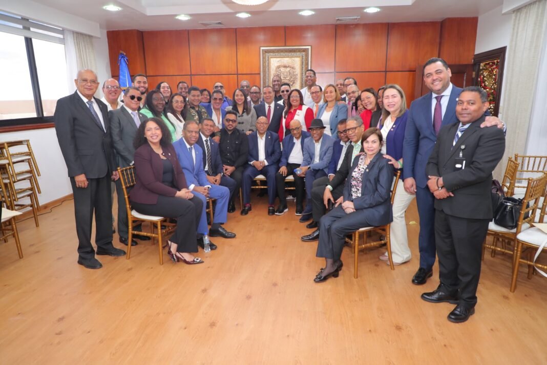 Diputados se reúnen con merengueros y bachateros interesados en proyecto de ley que beneficiará estos ritmos musicales