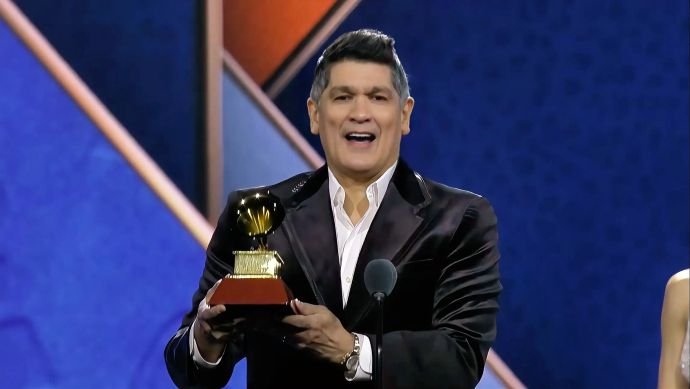 Eddy Herrera gana un Grammy por álbum “Novato Apostador”