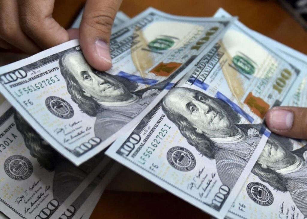 El dólar bajó 19 centavos; este martes era vendido RD$64.11