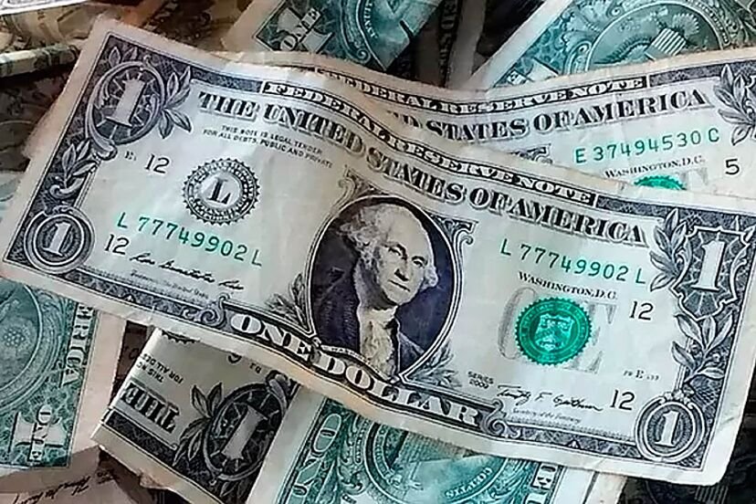 El dólar bajó 4 centavos; este viernes era vendido RD$64.43