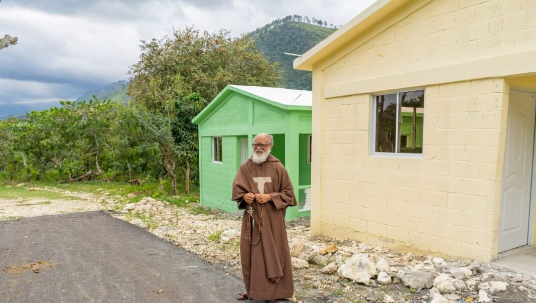 Fundación entrega viviendas a familias de zona de Elías Piña