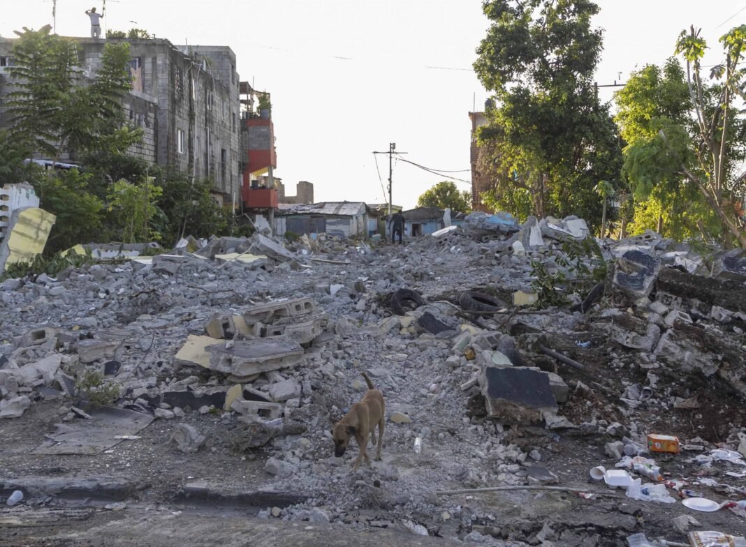 Gobierno destruye decenas de casas para ampliar una avenida