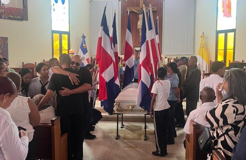 Henry Hierro es despedido entre emociones, aplausos y merengues en San Francisco de Macorís