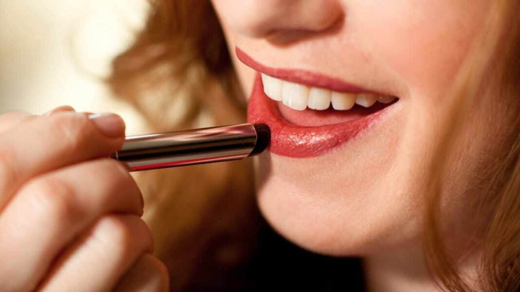 Investigación encuentra metal tóxico en labiales aumentando el riesgo de cáncer y daño en órganos
