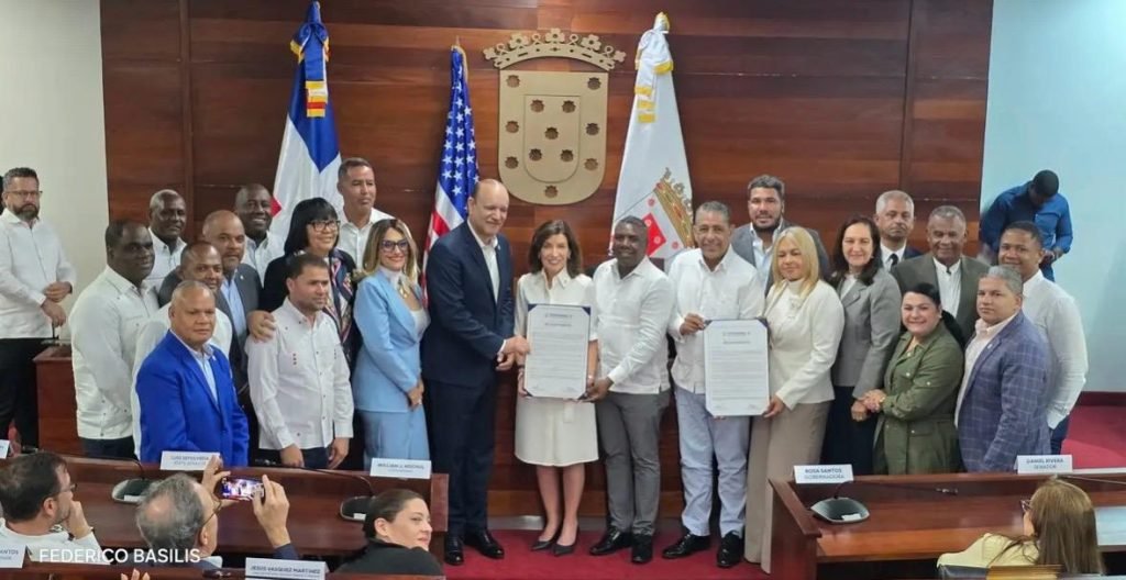 KATHY HOCHUL, GOBERNADORA DE NEW YORK, RECIBE LA LLAVE DE SANTIAGO; ADRIANO ESPAILLAT ES DECLARADO HIJO DISTINGUIDO DE LA CIUDAD