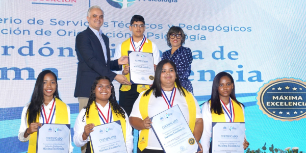 Ministro de Educación premia estudiantes máxima excelencia