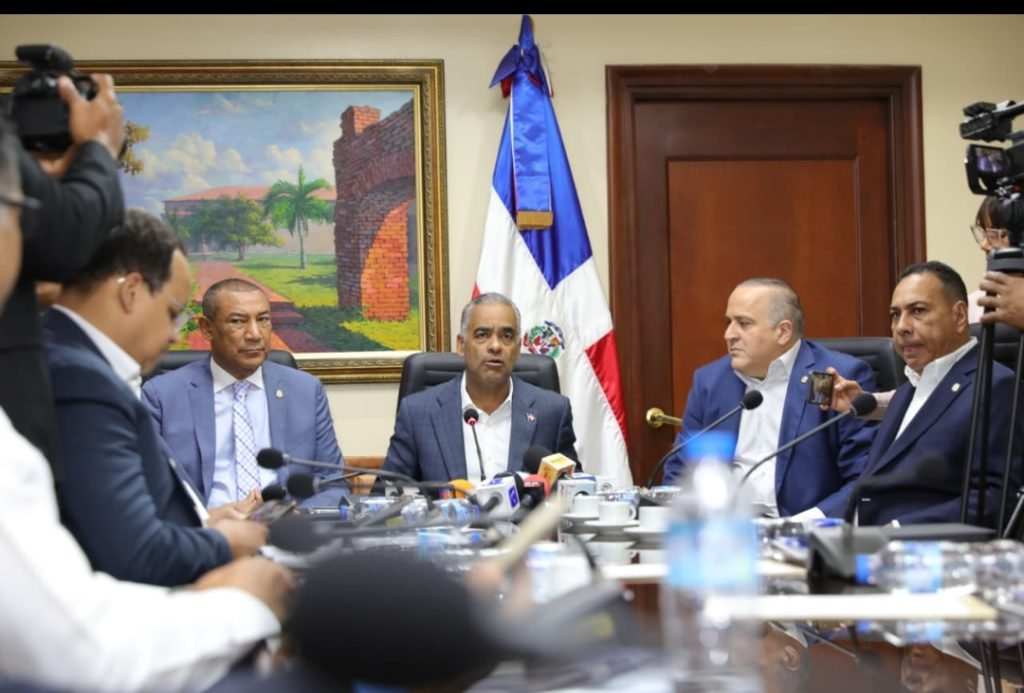 Ministro Joel Santos resalta importancia de actualizar la Ley General de Electricidad