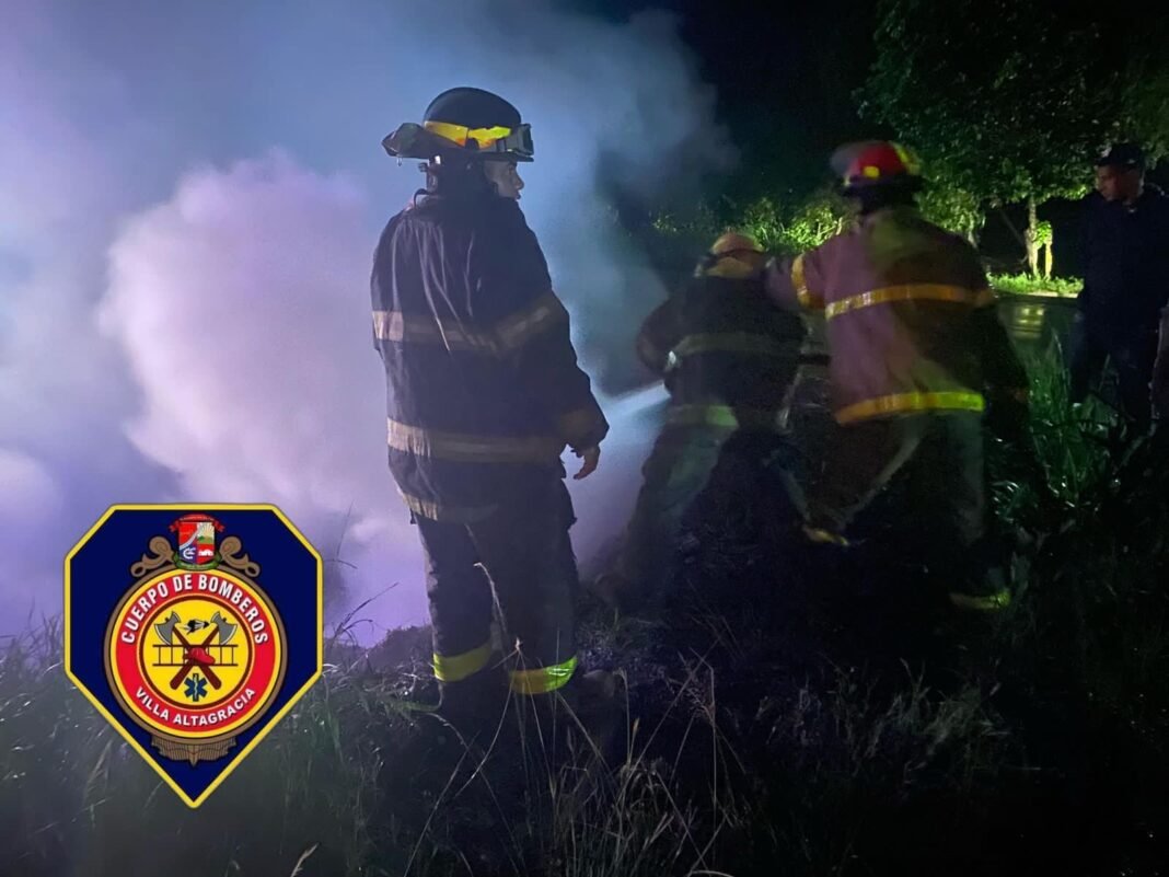 Mueren 2 en incendio vehículo cerca de ciudad Villa Altagracia