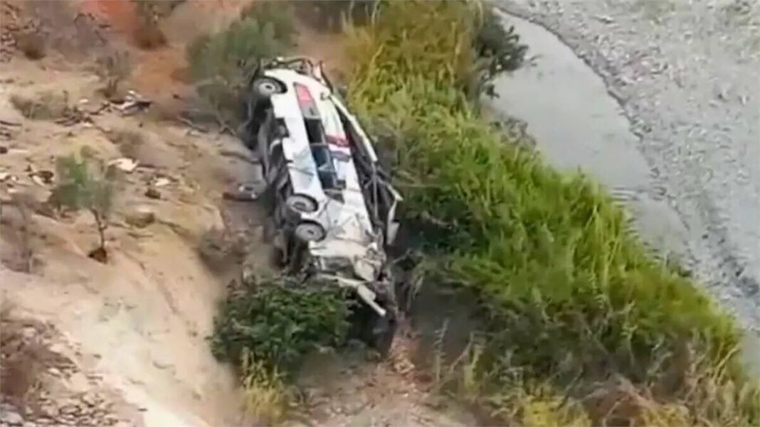 PERU: 37 personas mueren tras caer un autobús por un abismo