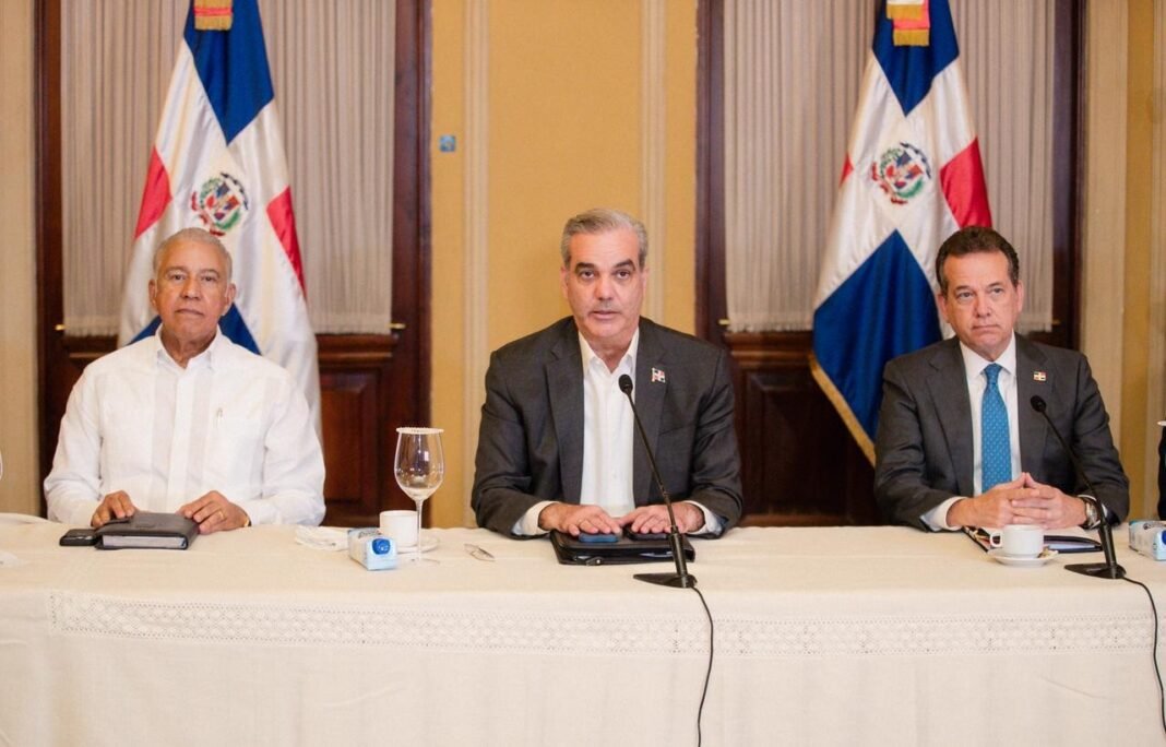 Presidente Abinader impulsa acciones para garantizar abastecimiento y estabilidad de precios durante la temporada navideña en todo el país