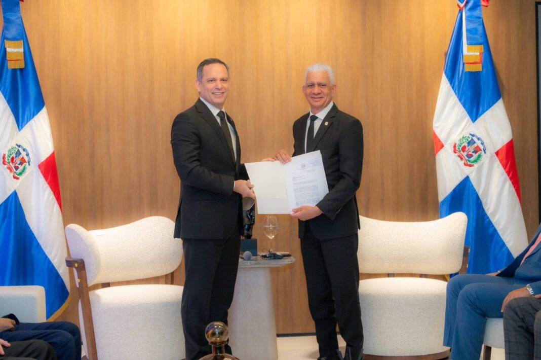 Presidente Senado recibe proyecto ley uso medios digitales