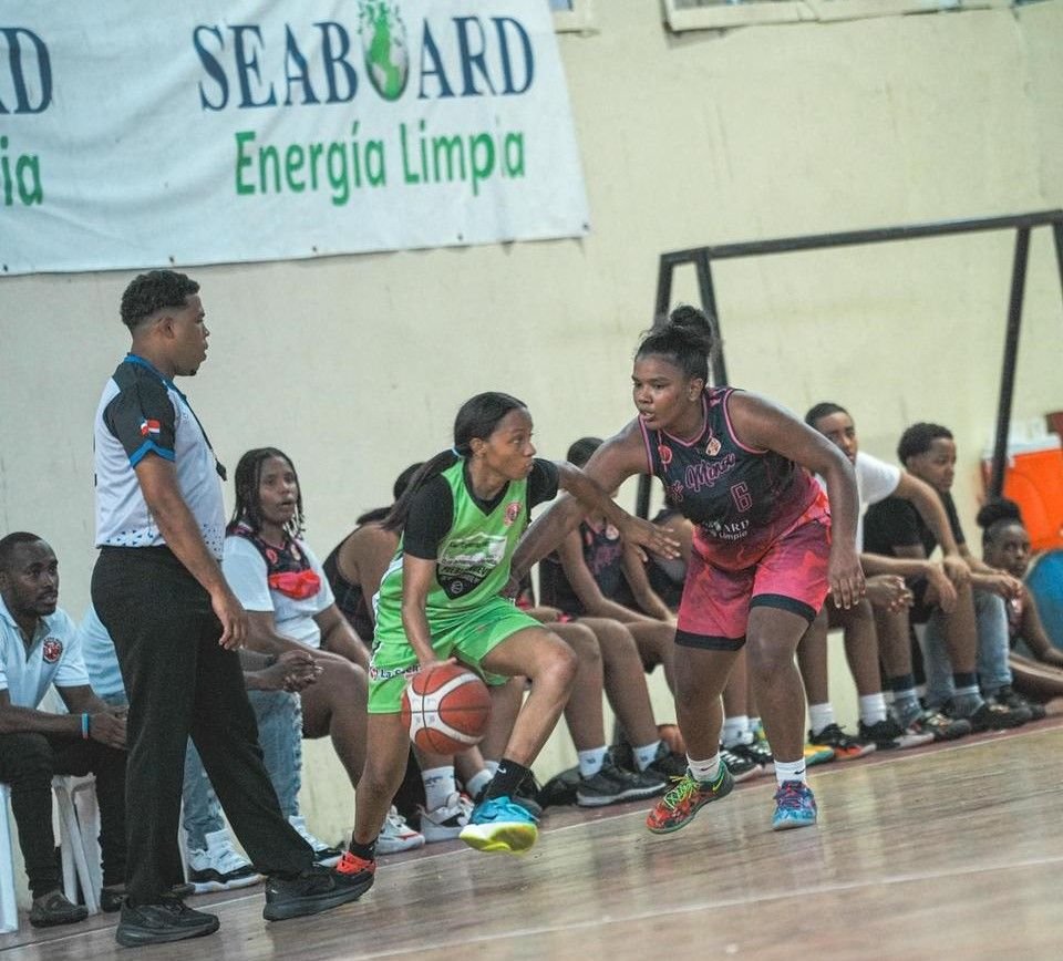 San Carlos y Pueblo Nuevo dominan baloncesto femenino
