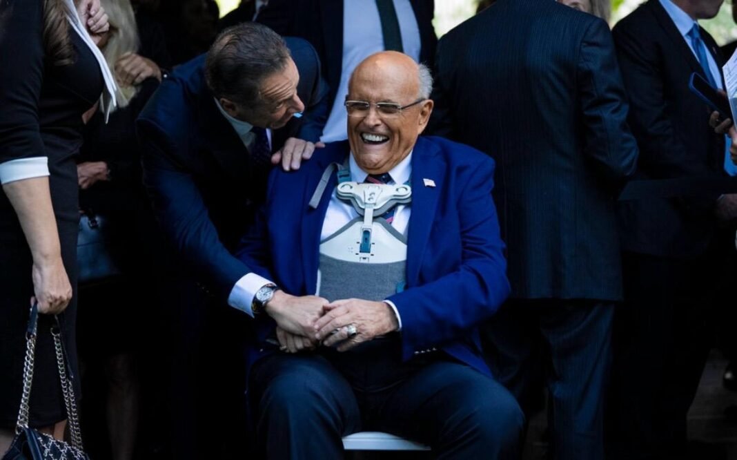 TRUMP OTORGA INDULTOS A GIULIANI, MEADOWS Y DECENAS DE ALIADOS POR EL CASO DE LAS ELECCIONES DE 2020