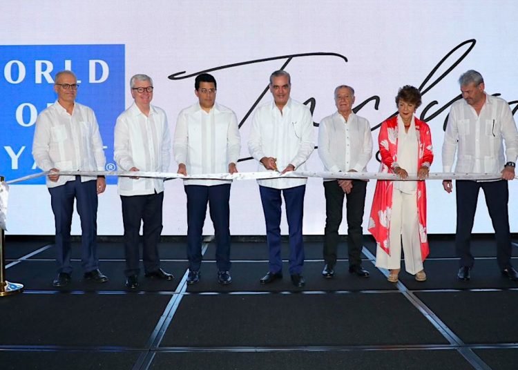 Abinader asiste a la inauguración de los hoteles Dreams y Secrets Playa Esmeralda en Miches