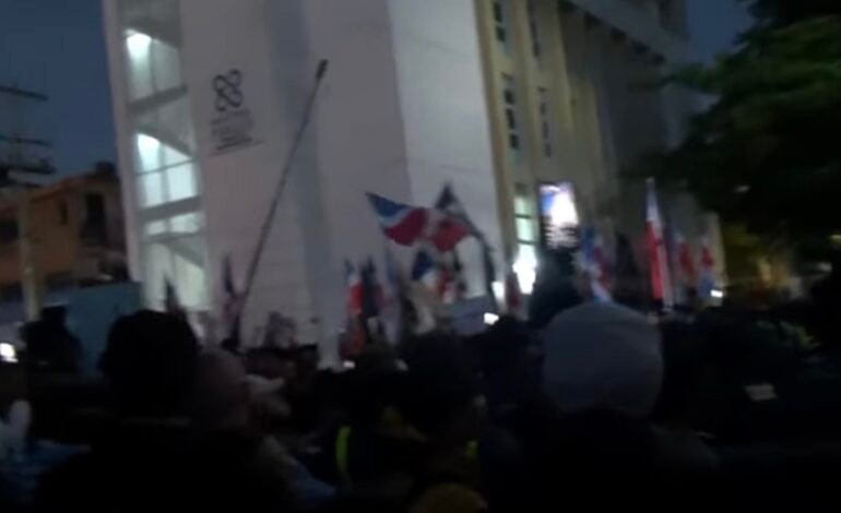 Cientos piden prisión preventiva para acusados en caso Senasa