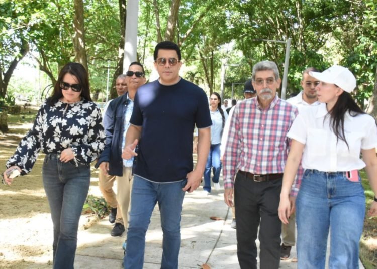 Ministro de Turismo supervisa reconstrucción del Parque Nacional Submarino La Caleta