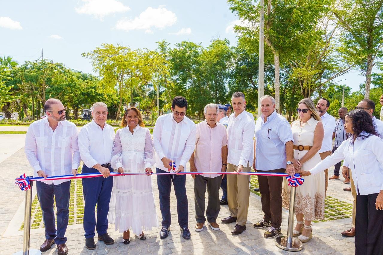 Collado inaugura en Bayahíbe un parqueo para 200 vehículos 