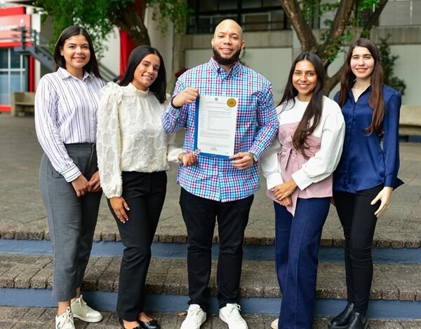 Egresados del INTEC patentizan dispositivo electrónico a niños