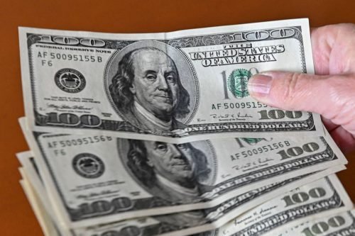 El dólar bajó otros 14 cts; este martes era vendido a RD$63.58
