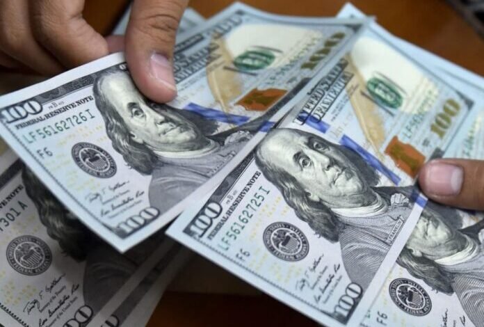 El dólar subió 20 centavos; este lunes era vendido a RD$63.12