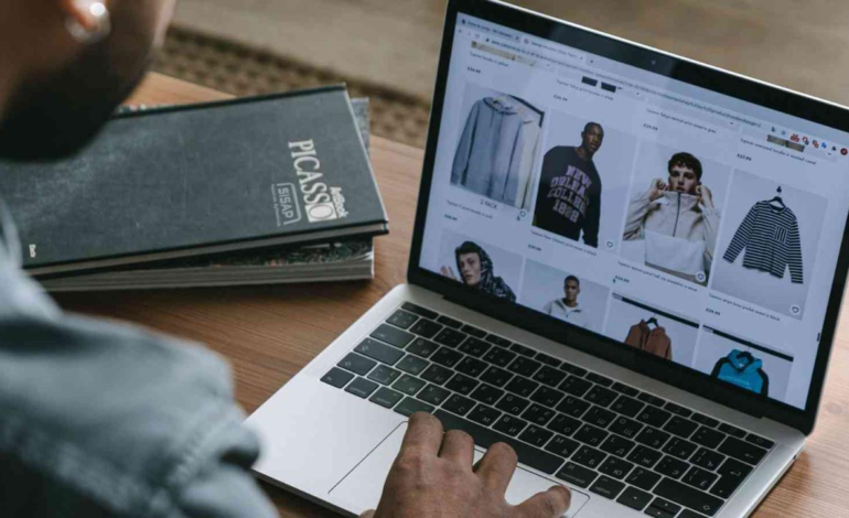 Expertos alertan sobre nuevas modalidades de fraude en línea durante las compras navideñas