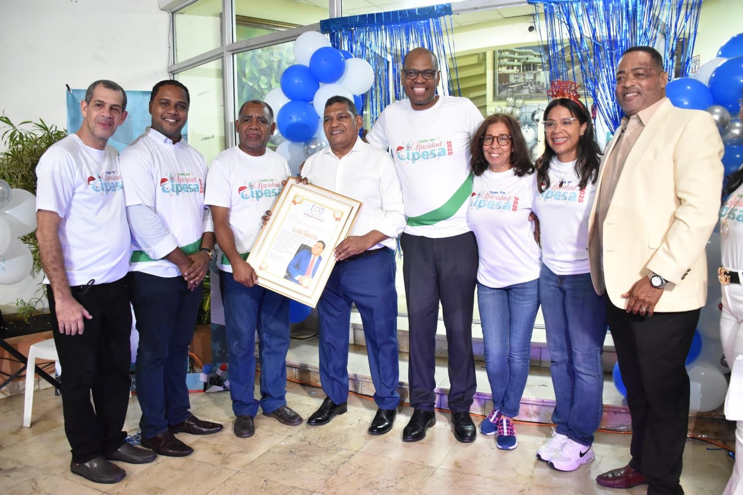 Fotoperiodistas reconocen al comunicador Luis García