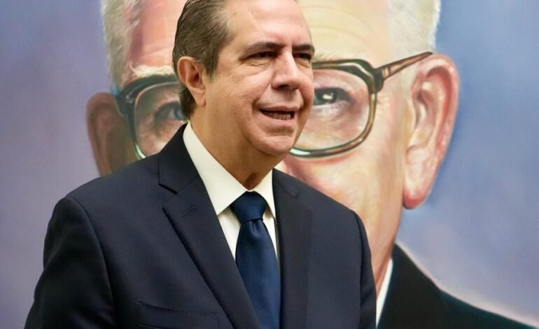 Francisco Javier reafirma su compromiso con familia RD