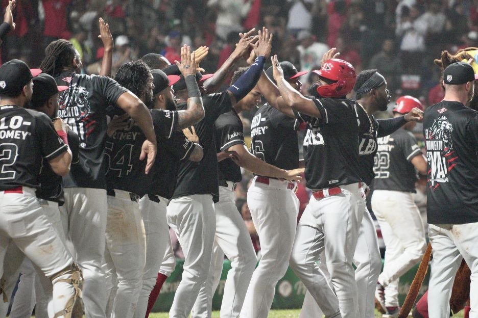 Gigantes y Leones completan clasificados en el beisbol de RD