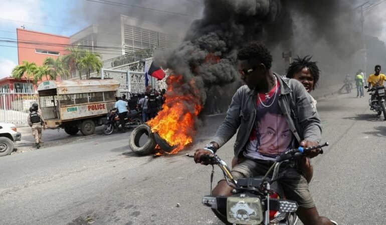 HAITÍ: Pandilleros incendian 12 vehículos del transporte público