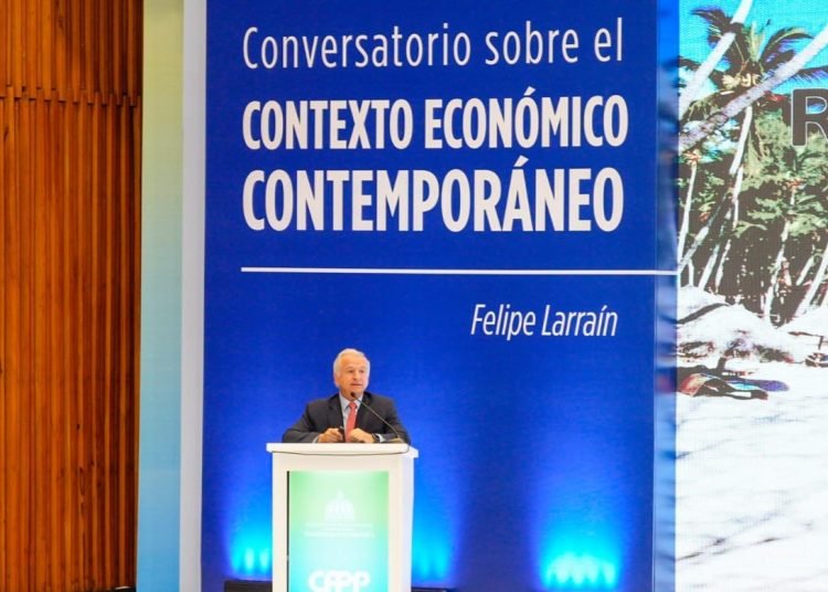 Economista Larraín observa política migratoria de Estados Unidos afecta la oferta de empleos
