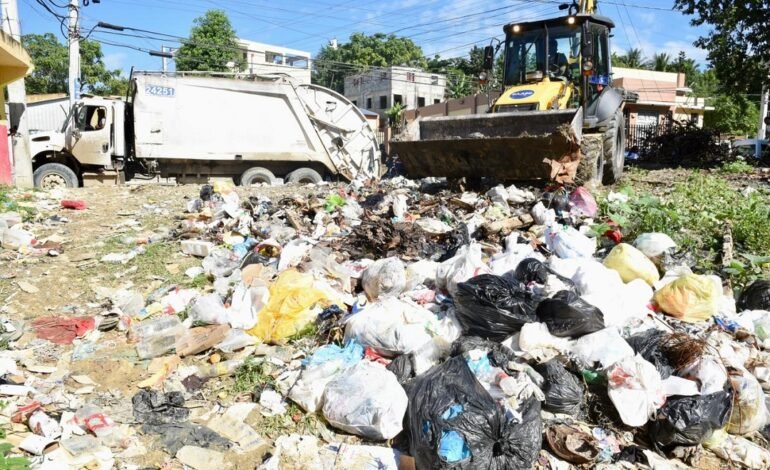 La Caasd retira toneladas de desechos durante limpieza de cañadas en el Gran Santo Domingo