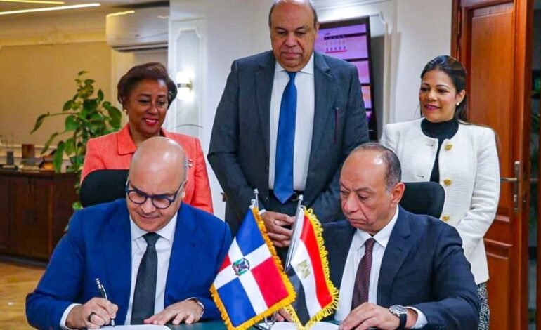 La RD y Egipto firman acuerdo académico sobre aviación
